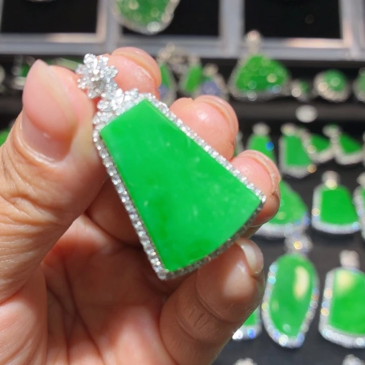 翡翠18K金镶嵌颈饰翡翠