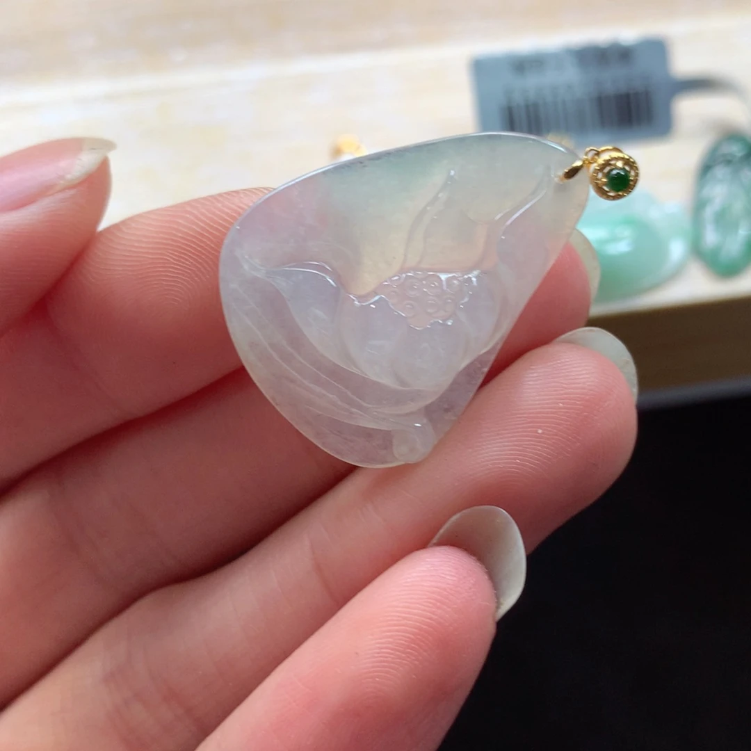 翡翠18K金镶嵌颈饰吊坠