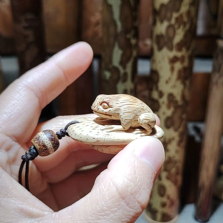 个***户竹竹雕小青蛙手把件