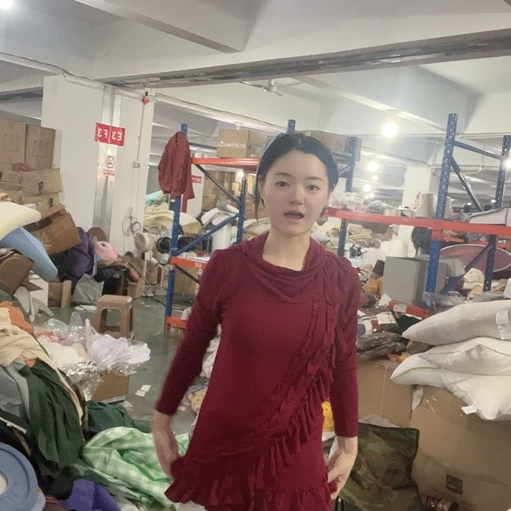 玻璃红色内搭花花款。130