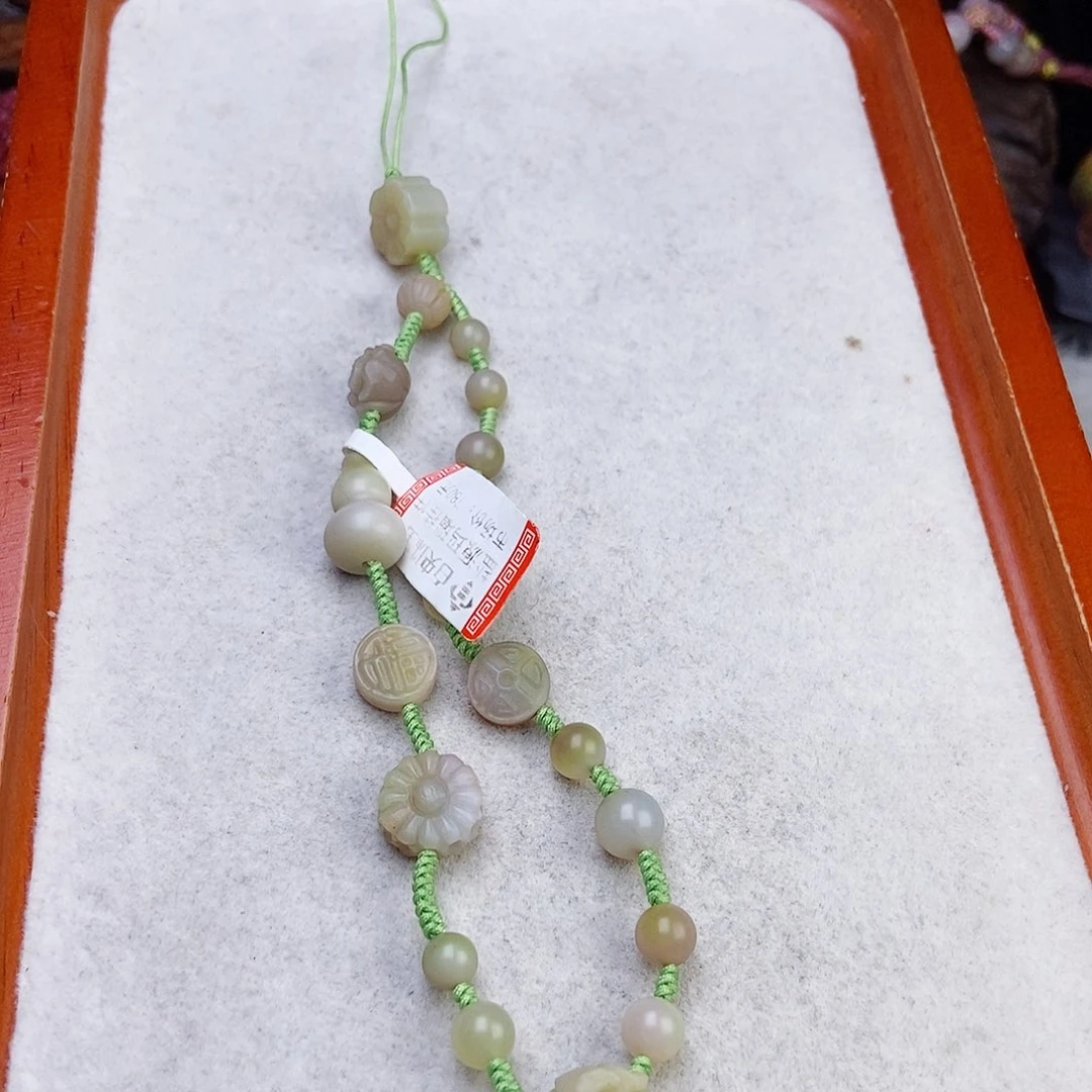 颈饰未镶嵌石英质玉（盐源）