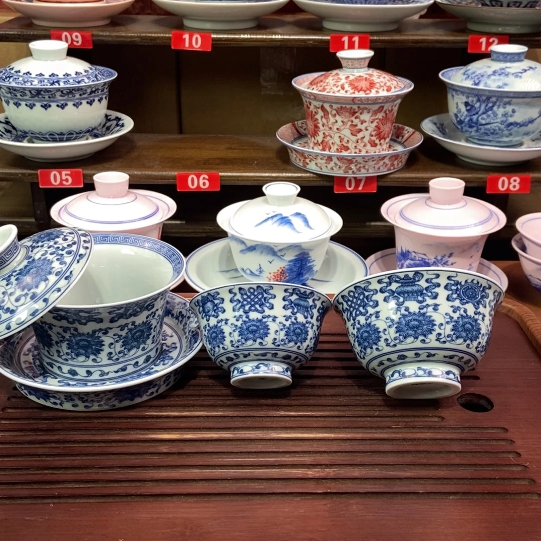 乐***李两个小压手盖碗三件套