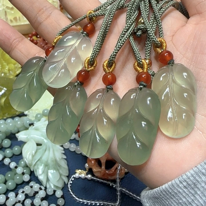 未镶嵌蛇纹石玉吊坠