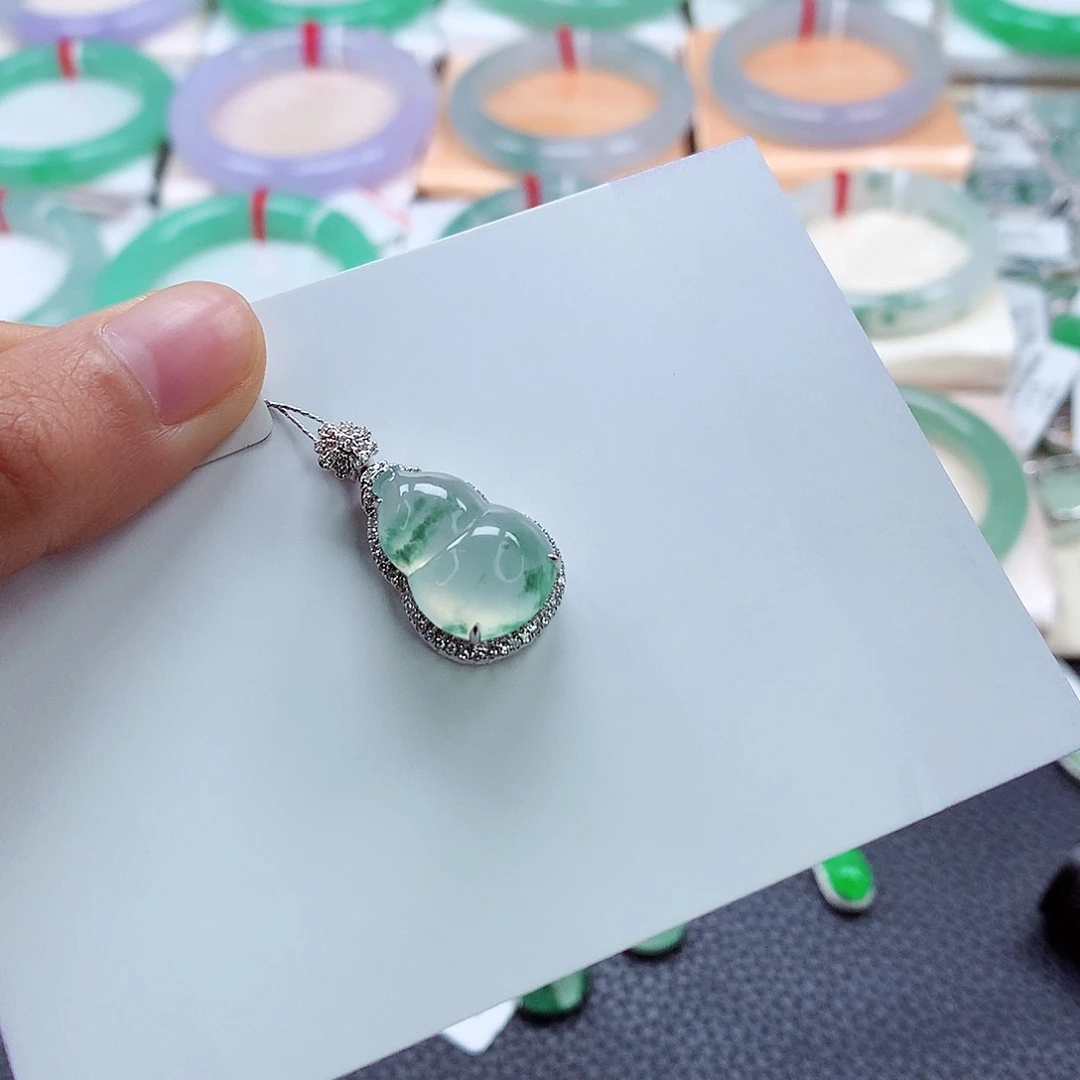 翡翠颈饰18K金镶嵌方*葫芦