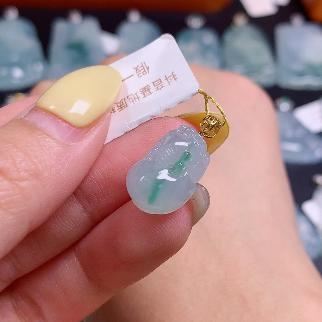 颈饰18K金镶嵌翡翠貔貅