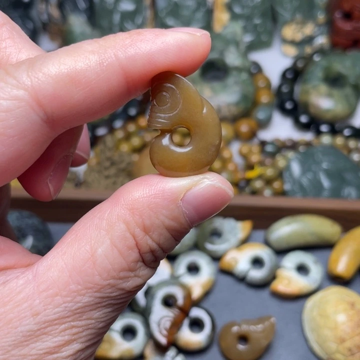 問***大岫岩老玉（透闪石质玉）未镶嵌颈饰