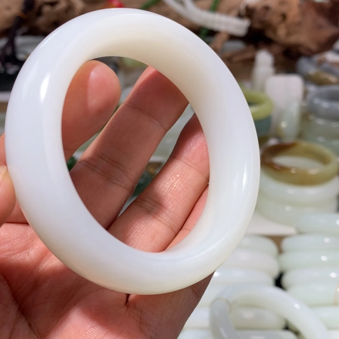 和田玉手镯未镶嵌像****脱