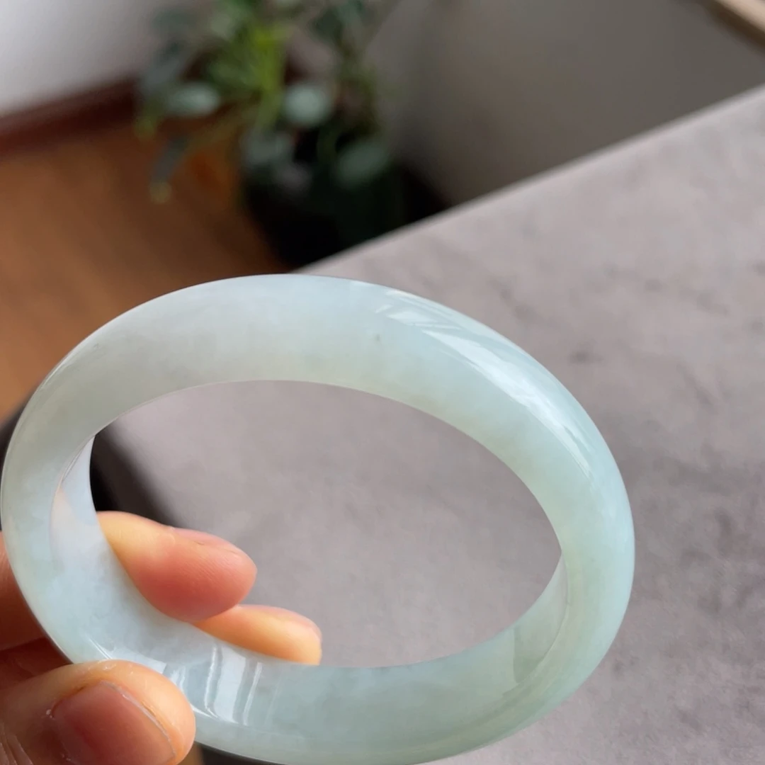 翡翠手镯未镶嵌晴水