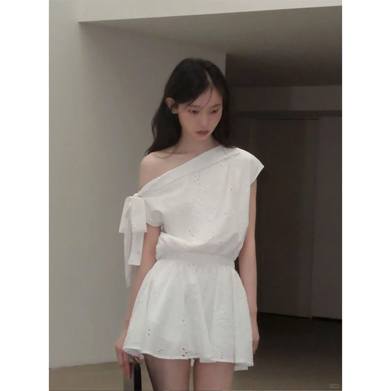 2025年夏季新款ins法式古早感斜肩蝴蝶结钩花连衣裙收腰显瘦短裙