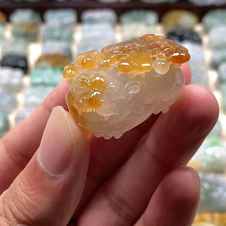 翡翠未镶嵌颈饰貔貅