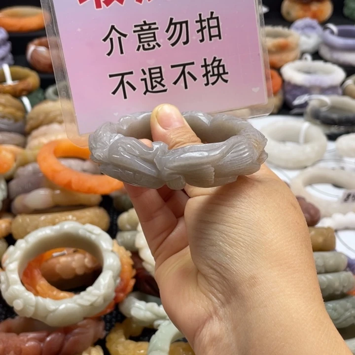 小***果石英质玉未镶嵌手镯