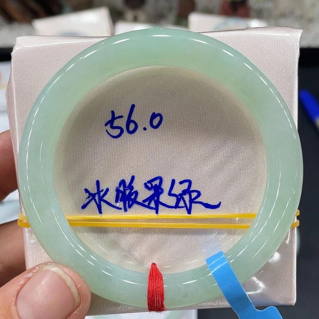 翡翠手镯未镶嵌在家