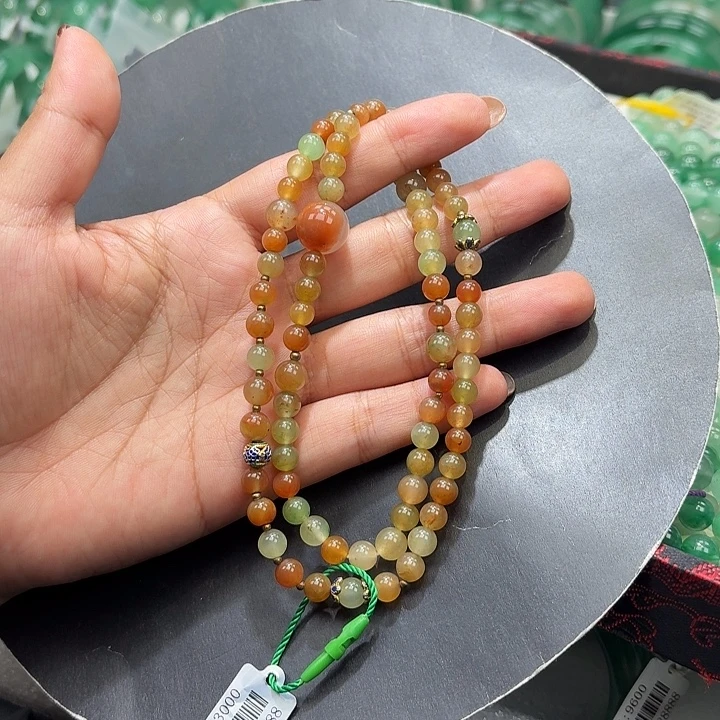 颈饰未镶嵌石英质玉（非洲翠）