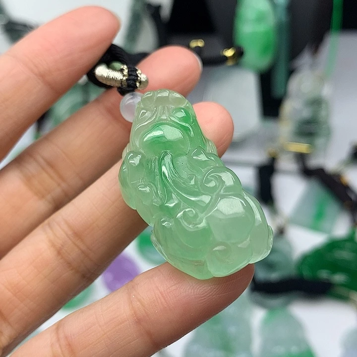 翡翠未镶嵌吊坠(赠链)