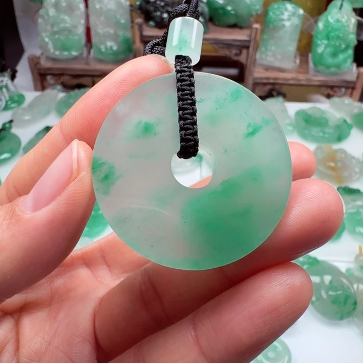 颈饰未镶嵌石英质玉