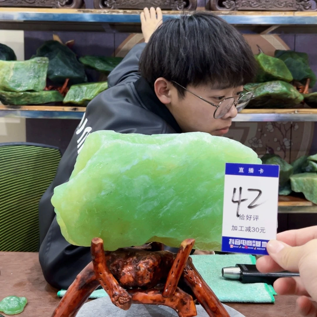 蛇纹石玉原石未镶嵌运**雕