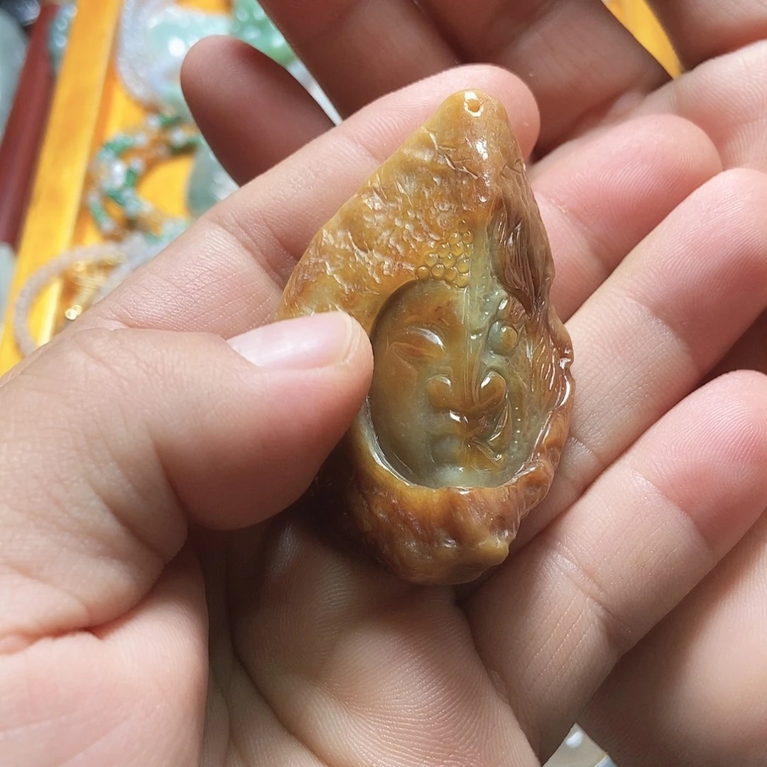 咪***陈翡翠未镶嵌颈饰黄翡一念之间