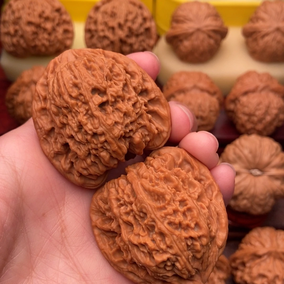 文玩核桃把件精品红皮三角疆43