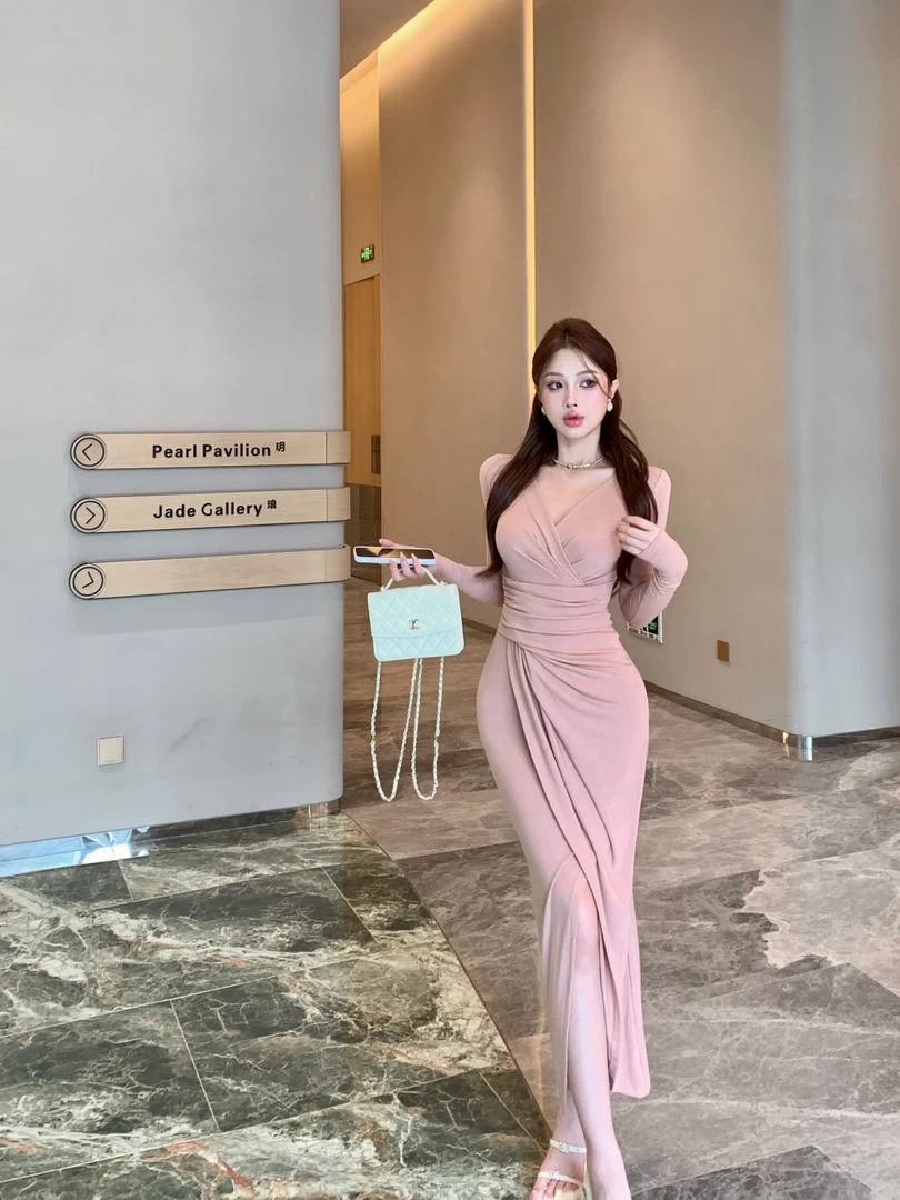 3色v领仿羊绒褶皱连衣裙女气质收腰长裙长袖开叉裙子