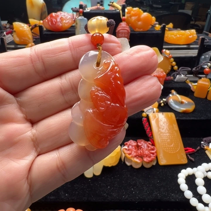 未镶嵌石英质玉（黄龙玉）颈饰
