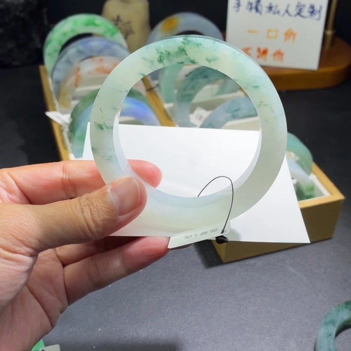 芸***生定制翡翠未镶嵌翡翠手镯