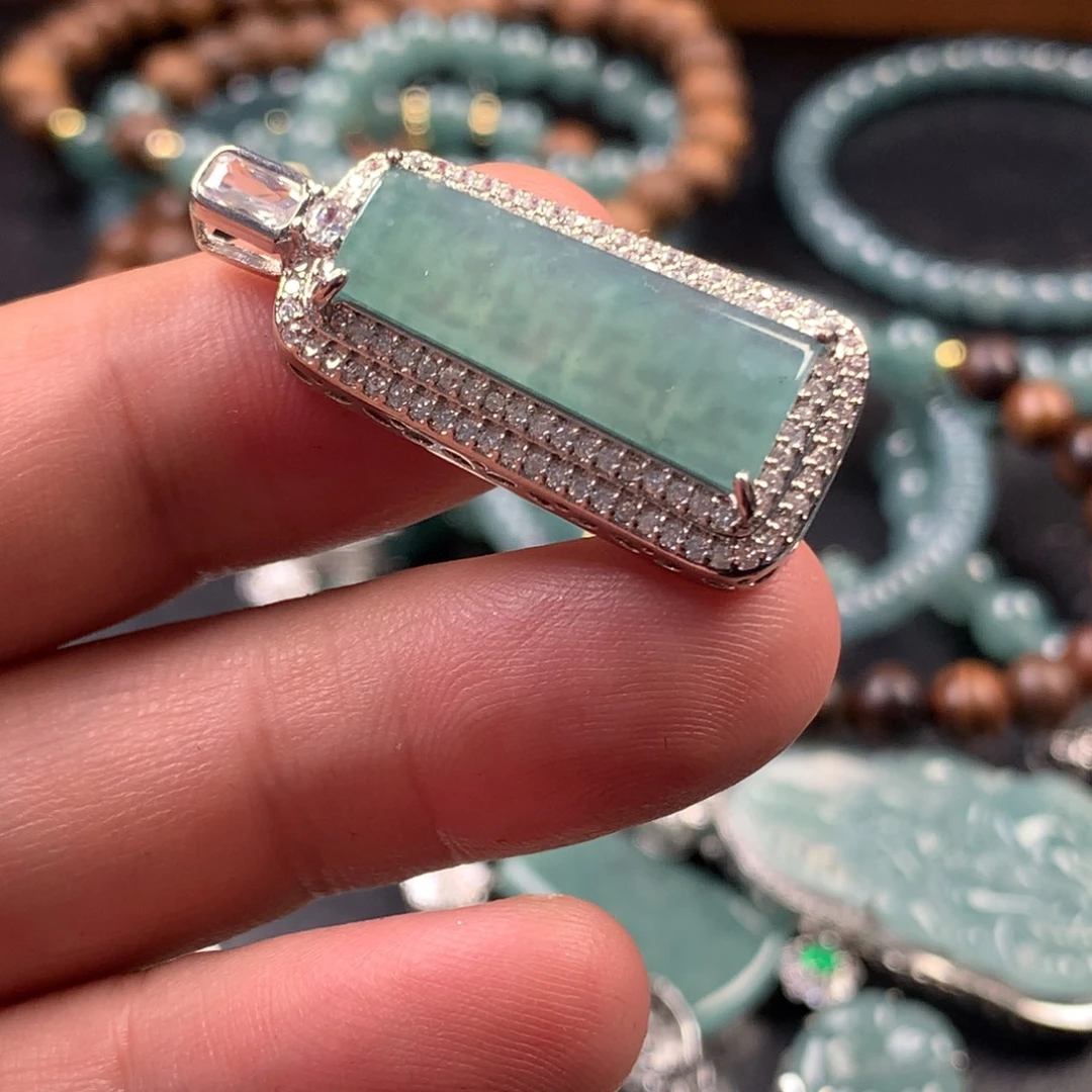 翡翠未镶嵌颈饰冰蓝底柱子无事牌