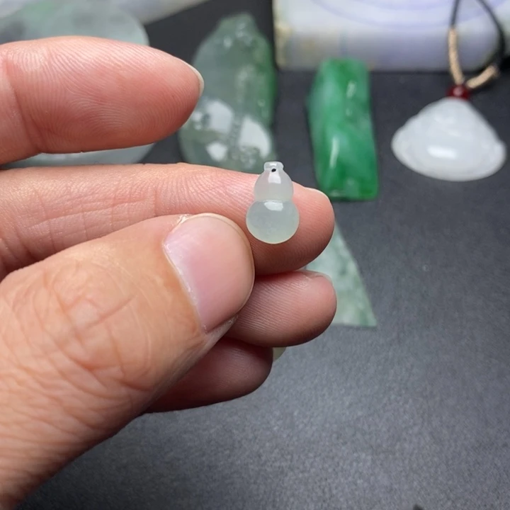 翡翠未镶嵌颈饰翡翠未镶嵌颈饰