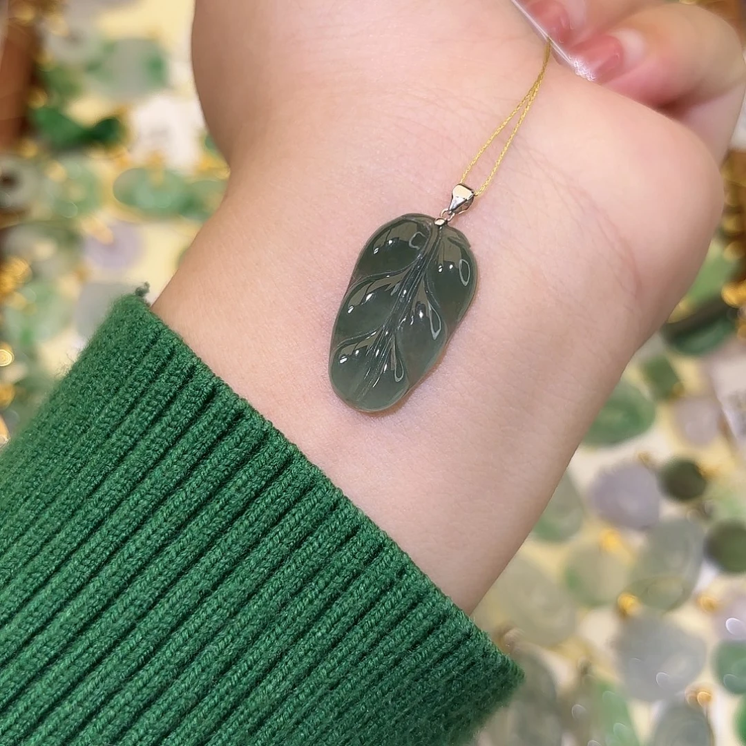 随***欲翡翠18K金镶嵌颈饰叶子