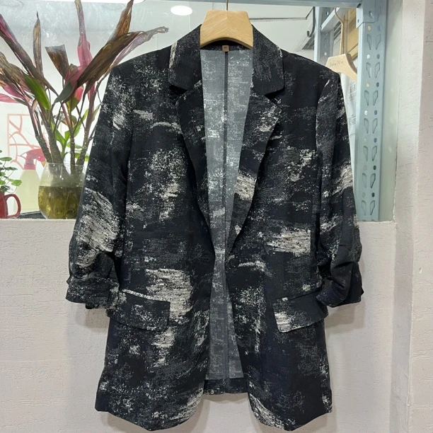 水木工芳2025新款时尚百搭显瘦翻领水墨画印花七分袖西装女9027