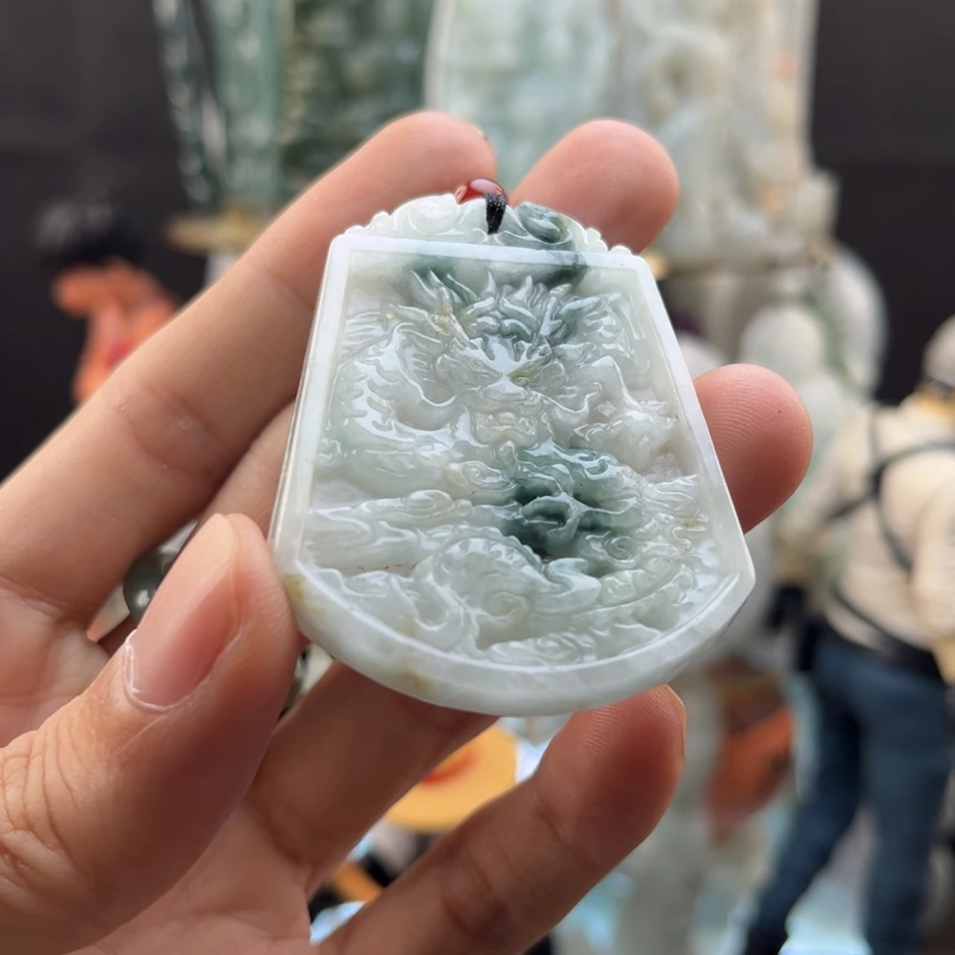 颈饰未镶嵌翡翠龙牌