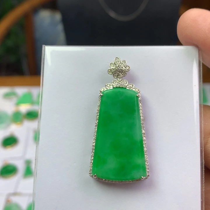 左***手颈饰18K金镶嵌翡翠