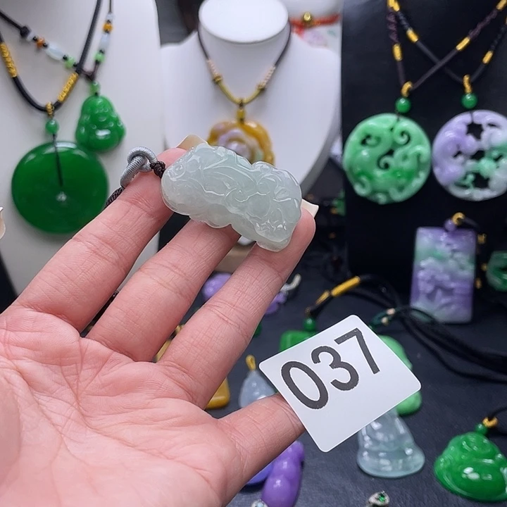 翡翠未镶嵌吊坠(赠链)