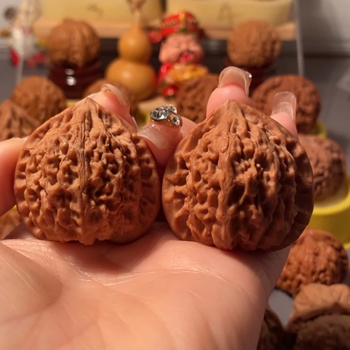 文玩核桃吊坠40金牛