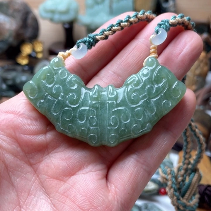 蛇纹石玉挂件未镶嵌乖*女