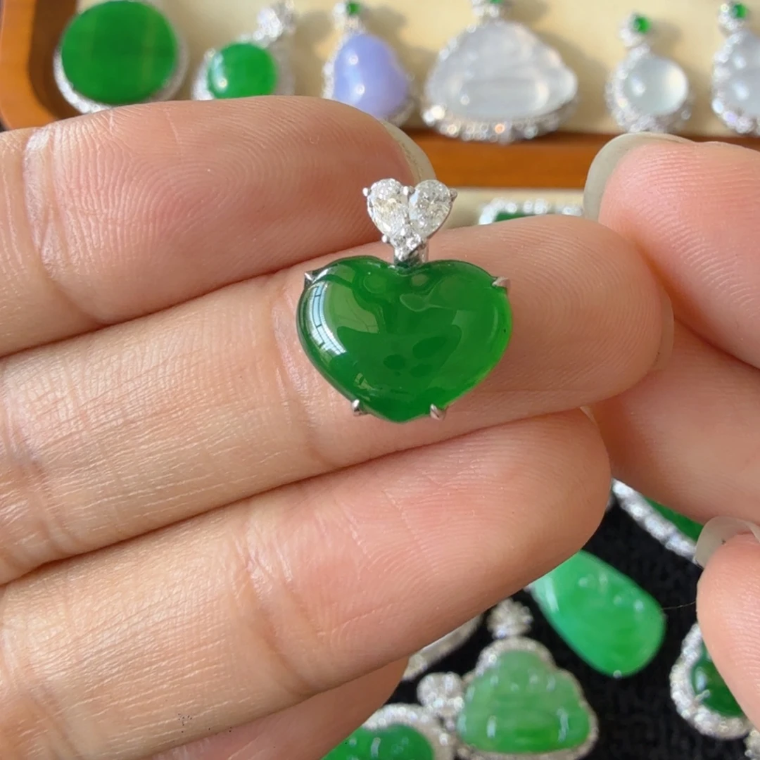 翡翠18K金镶嵌颈饰吊坠