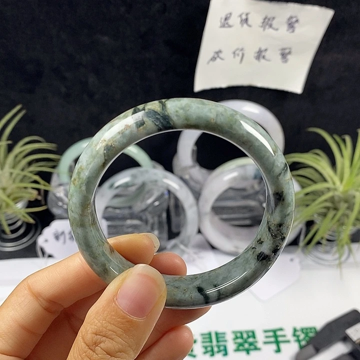 翡翠未镶嵌手镯10号。51.圈