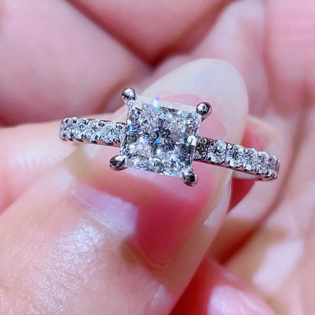 18K金镶嵌实验室培育钻石1克拉公主方戒壁带钻戒指