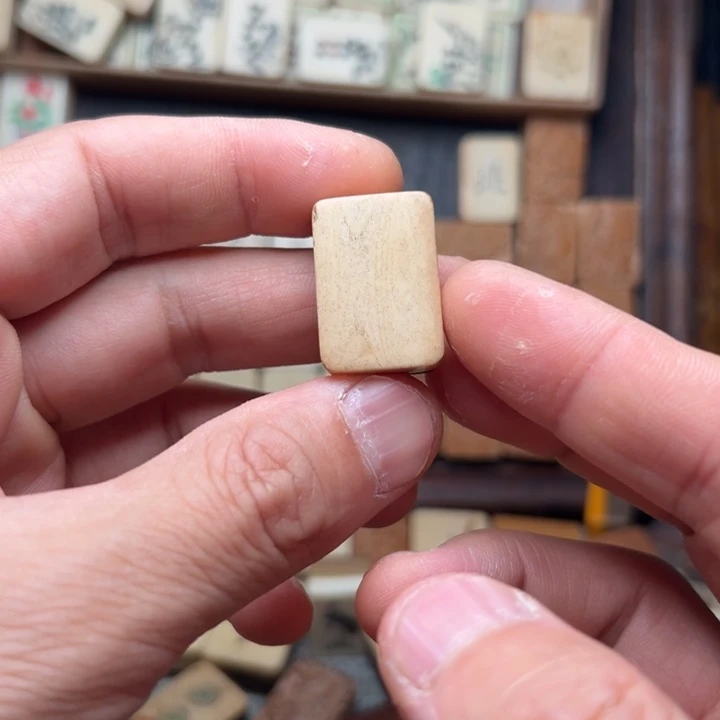 阿***德实心竹雕刻手把件