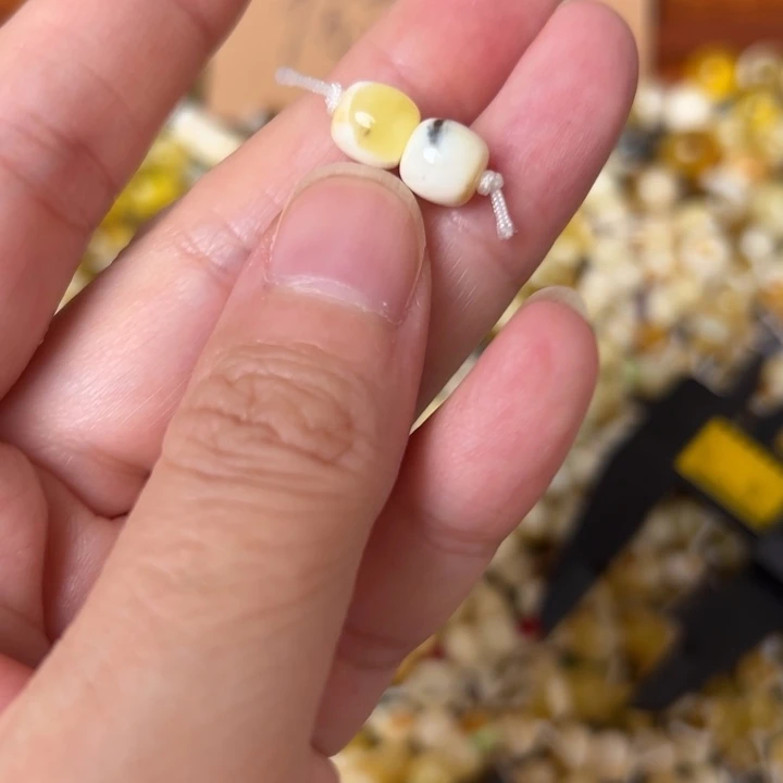 蜜蜡未镶嵌裸石7mm一对