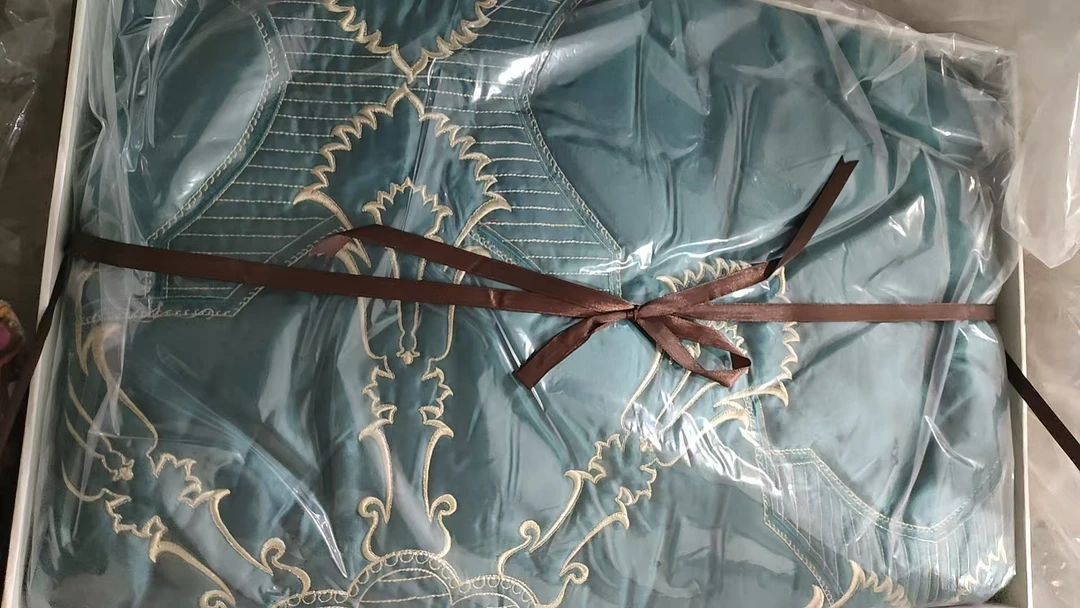 盒子有污渍划痕蓝色圣玛利亚绣花丝棉盖被260*270