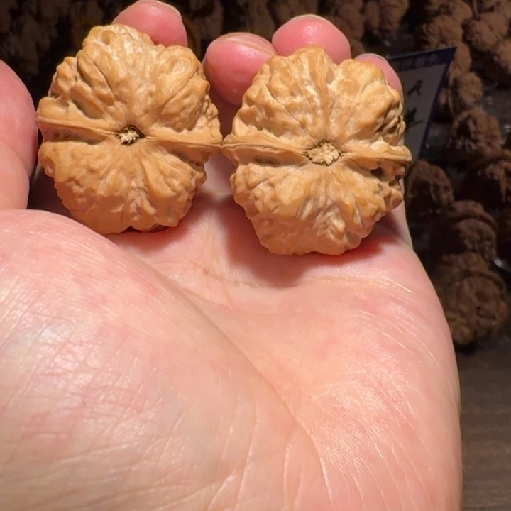 J***W吊坠文玩核桃我也不知道我为什么要这样对你