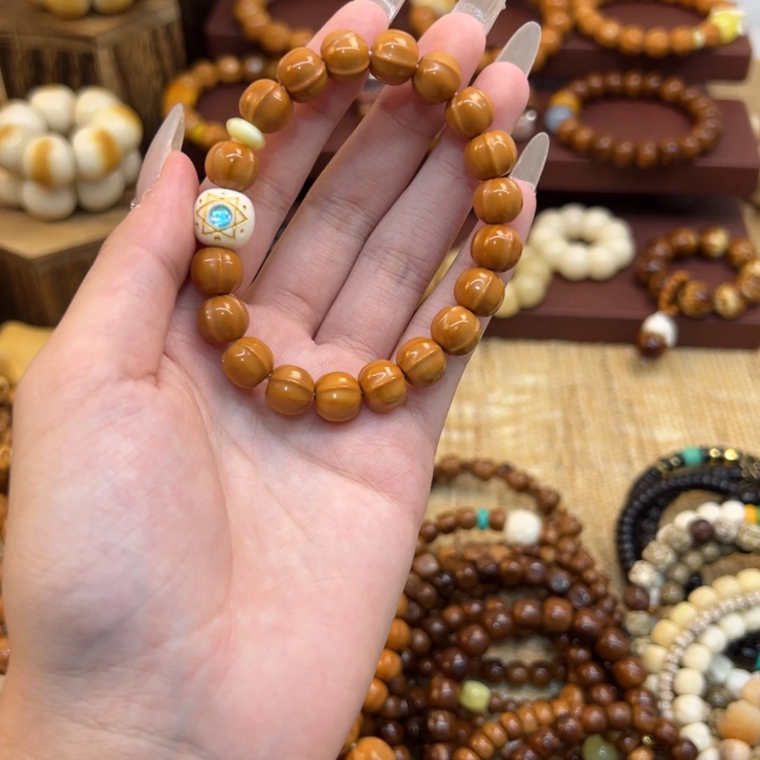 L***a猴头核桃手串搭配驼骨款