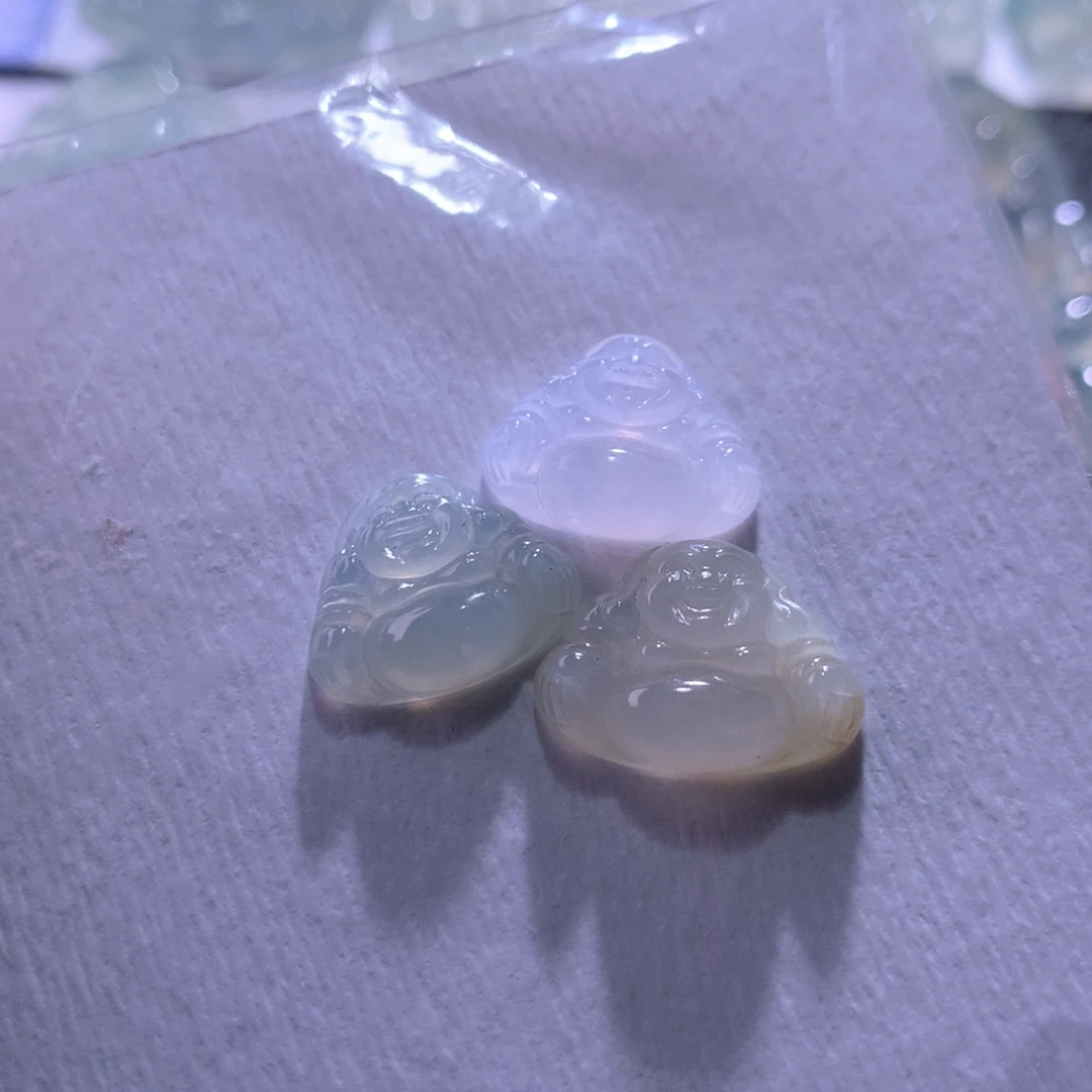 翡翠未镶嵌颈饰一手