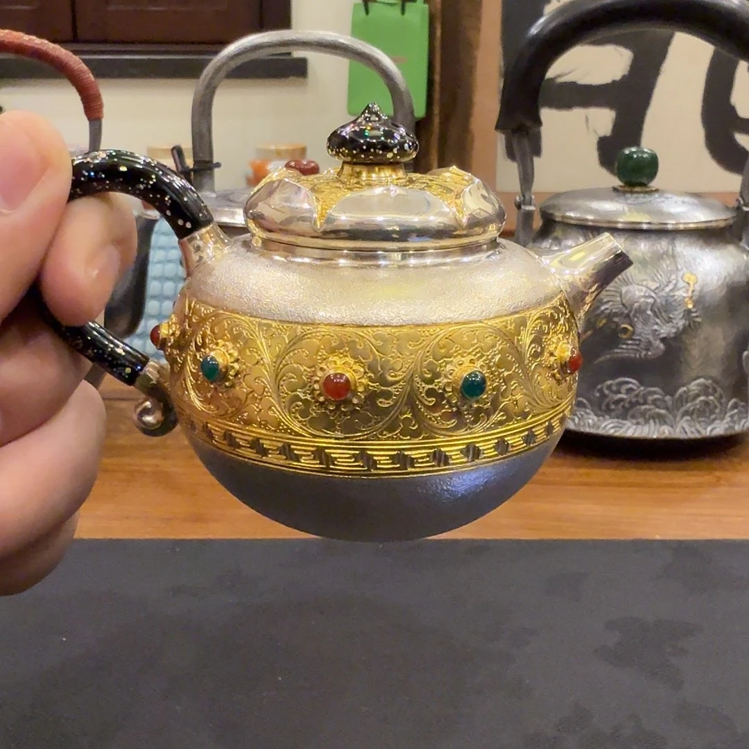 呆坐回纹嵌宝潘壶