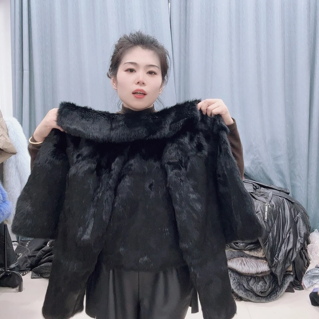 皮草搭配黑色西装