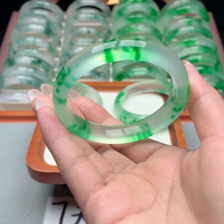 沈***氏石英质玉未镶嵌手镯