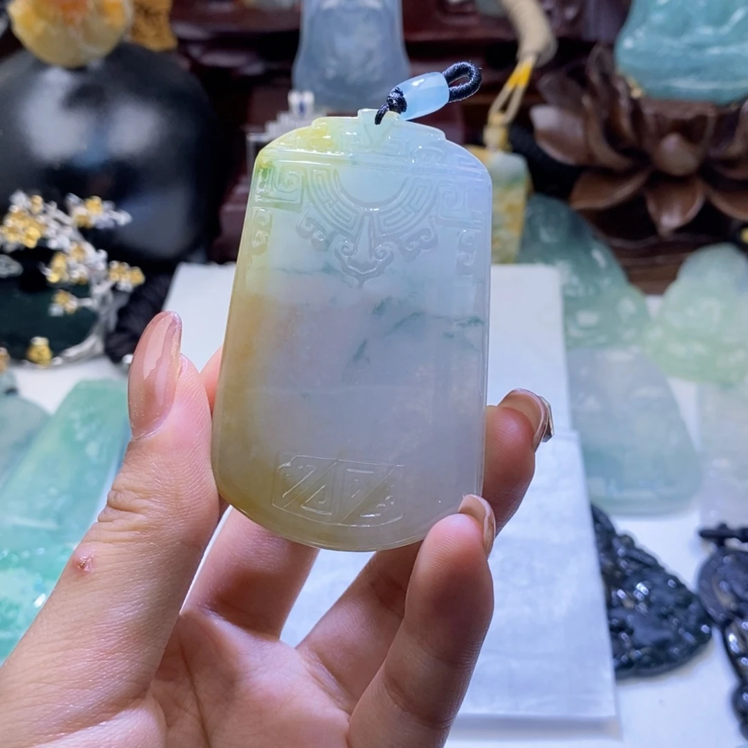 颈饰未镶嵌翡翠倾*。