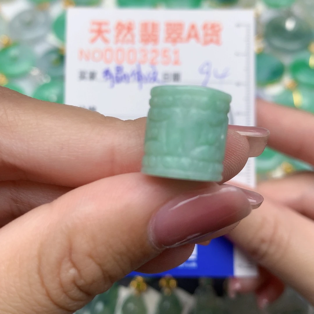 翡翠未镶嵌颈饰路路桶