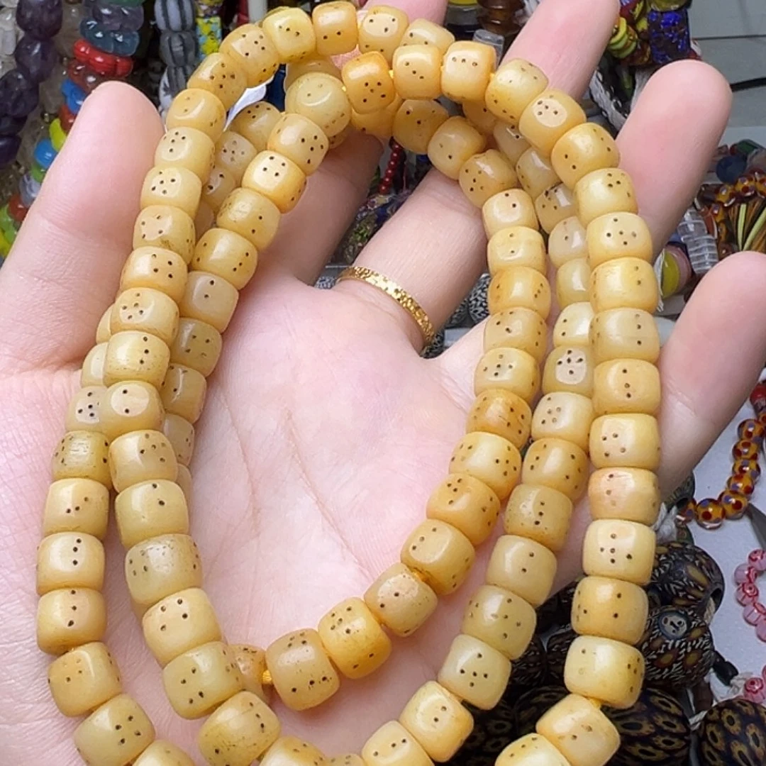 颈饰玻璃牛骨一条