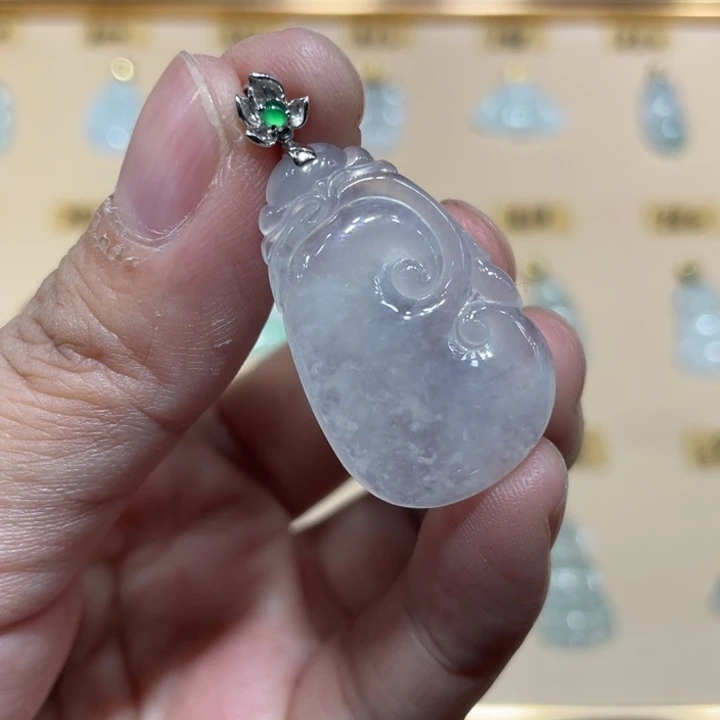 翡翠18K金镶嵌颈饰如意